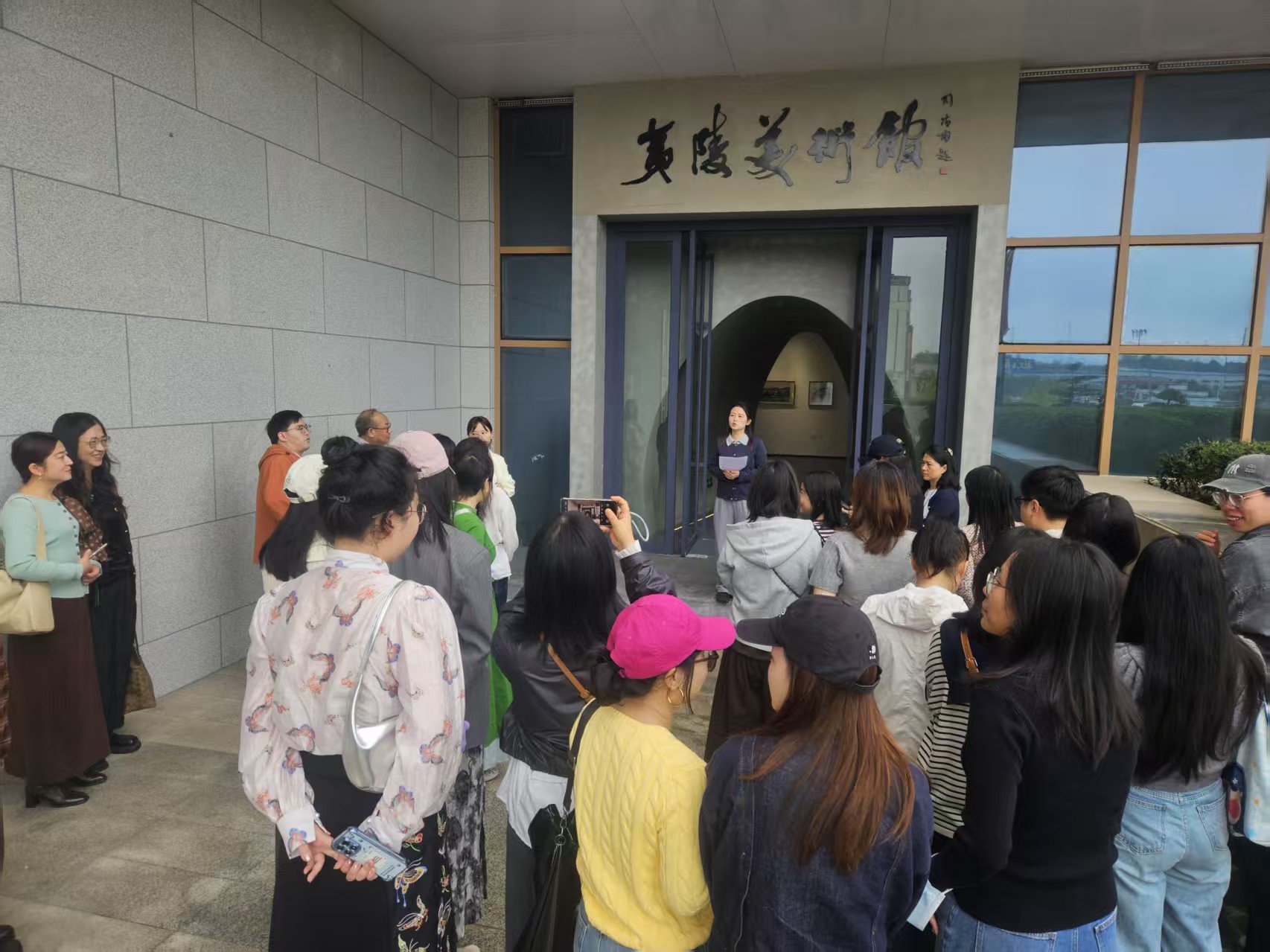 夷陵区中小学美术教师走进文化中心展览馆开展专题研修