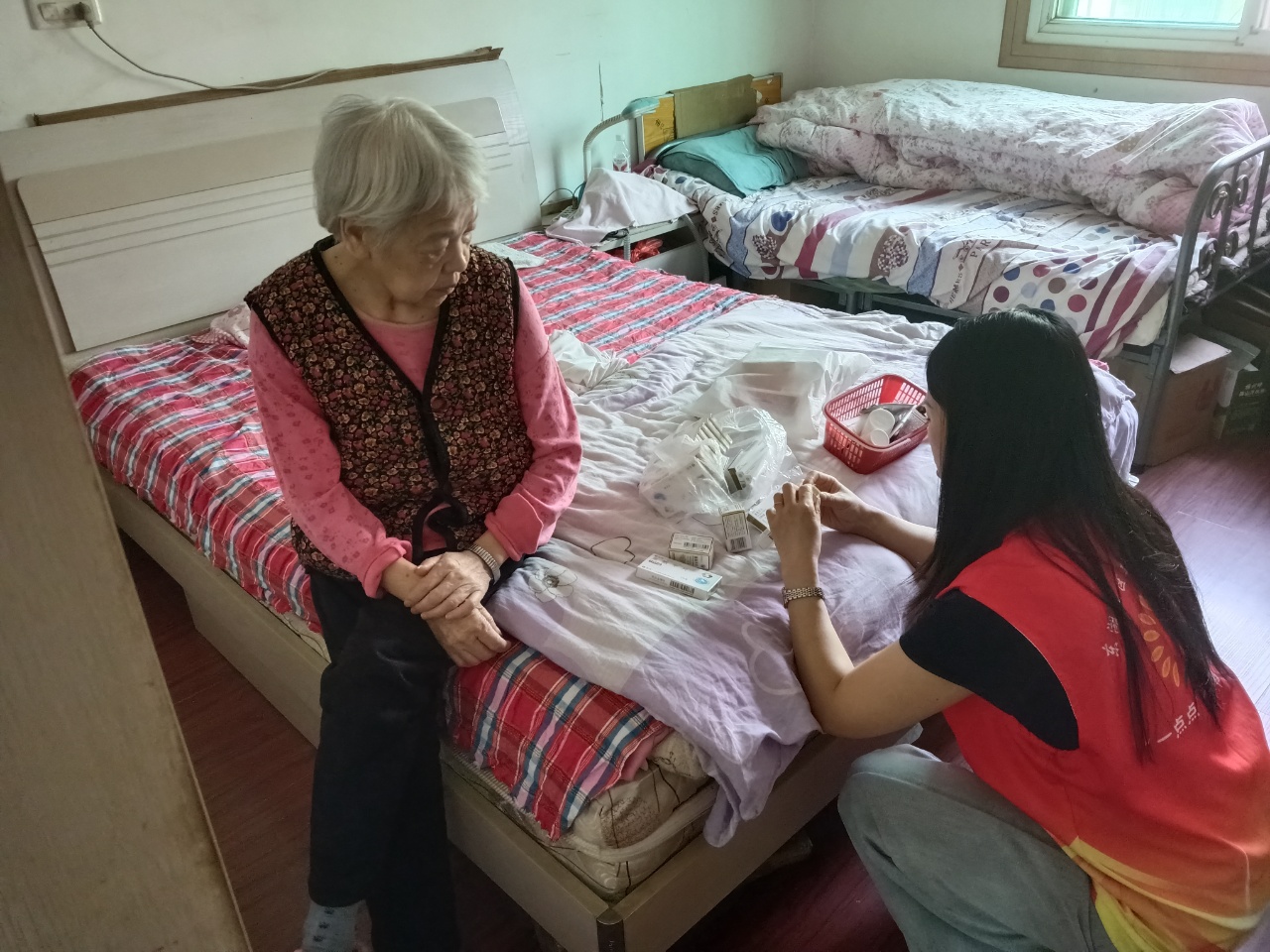东湖社区：小小药箱护银发