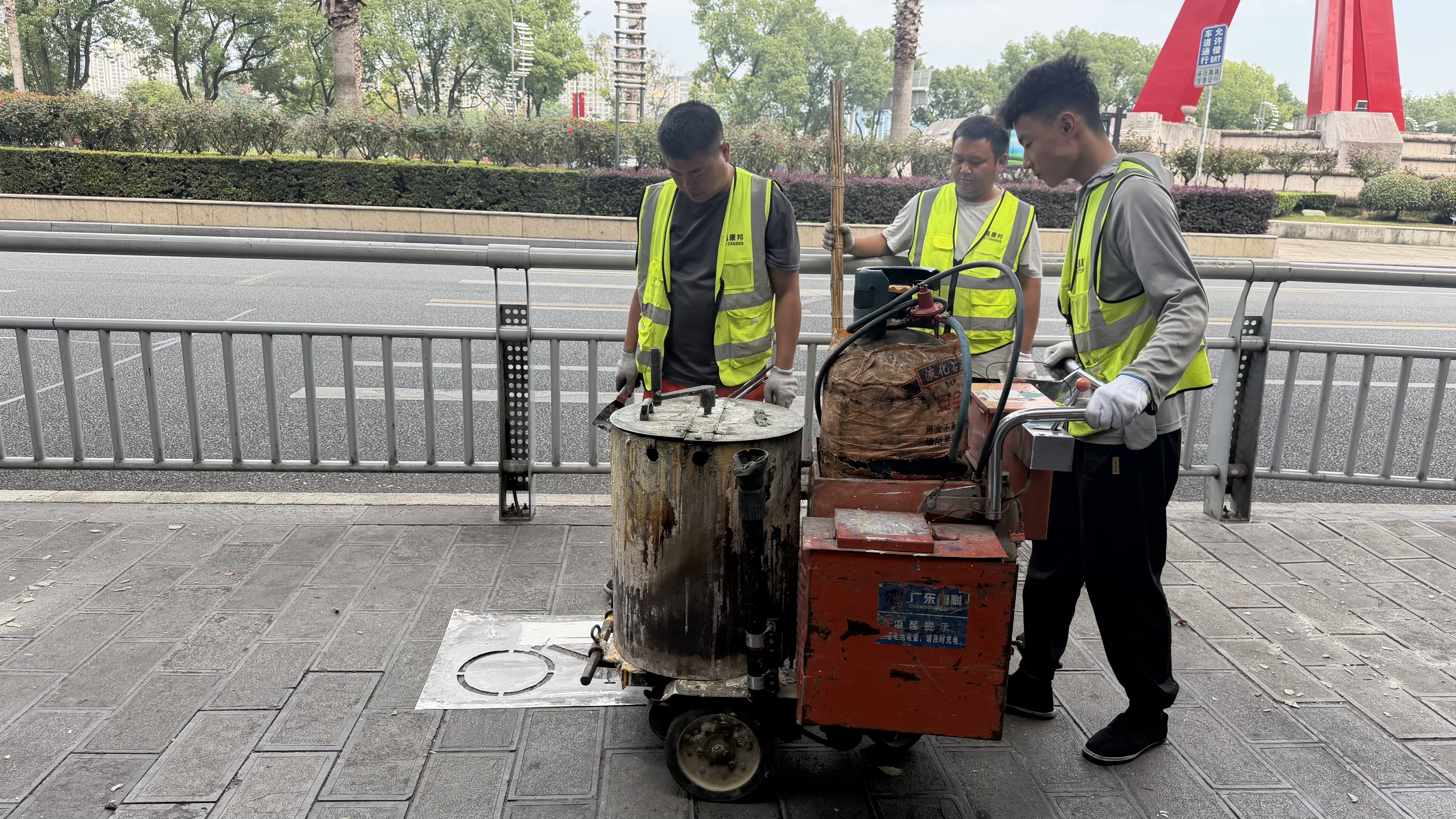 夷陵区补划人行道非机动车停车标线 规范车辆有序停放