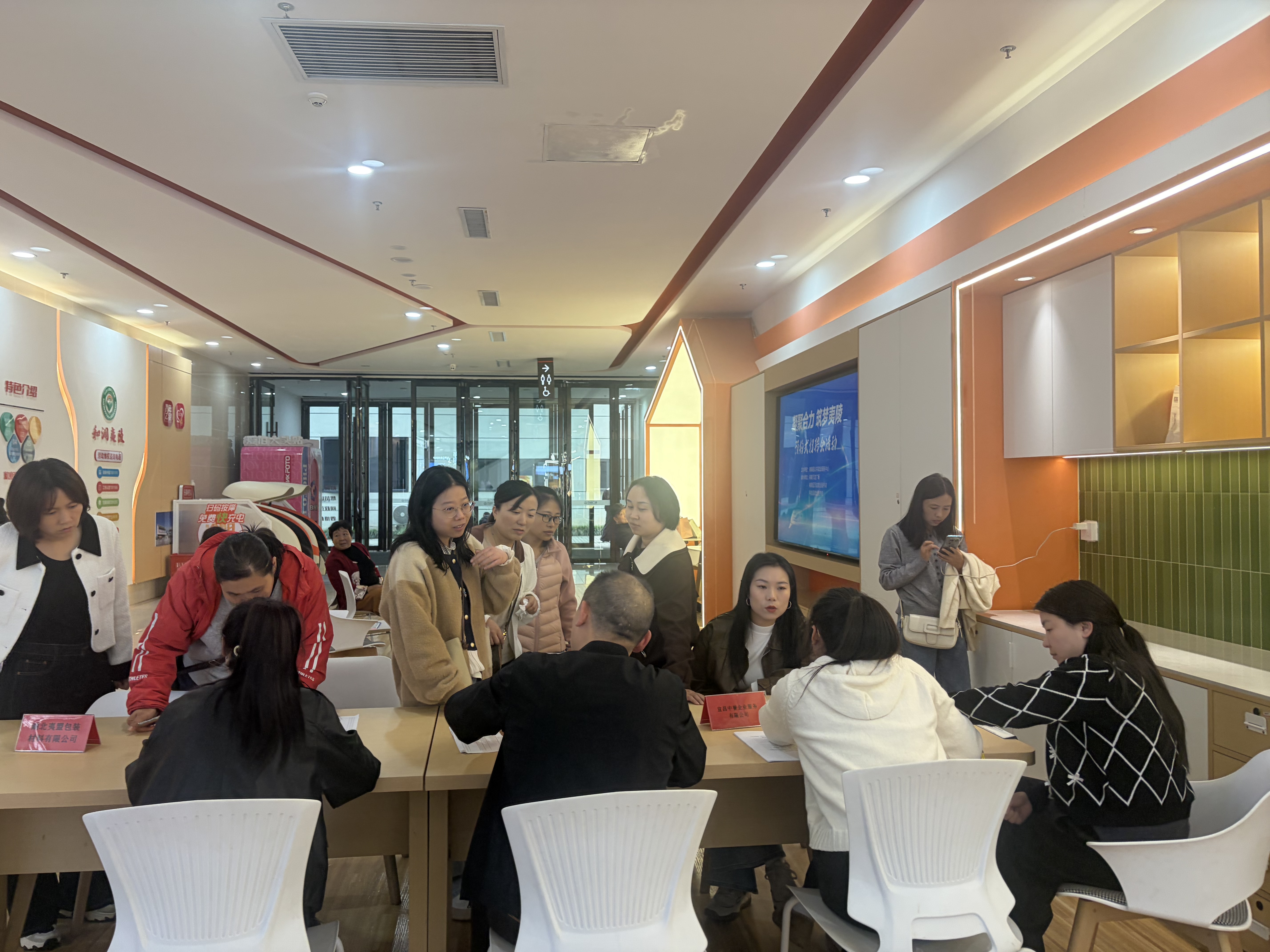 送岗进商圈 就业暖民心